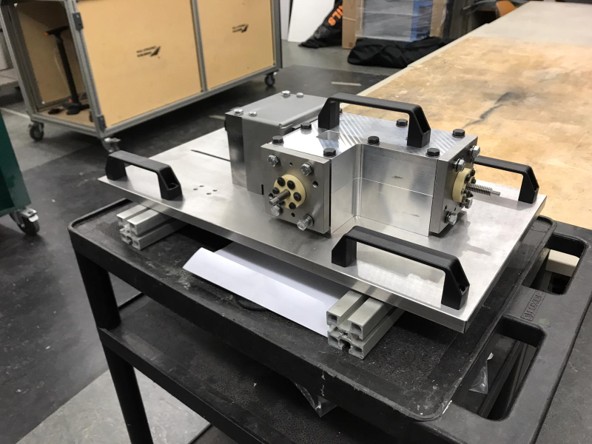 Mechanischer Aufbau – Vorderansicht Mechanisch aufgebauter Wälzlagerprüfstand in schräger Vorderansicht
